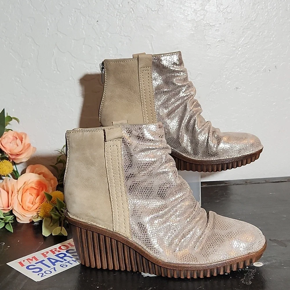 BIONICA Womens Destiney Stone Gold Reptile Embossed Wedge 8.5M Nwot